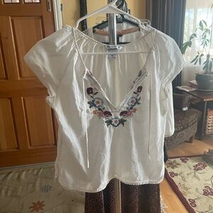 🩶ABERCROMBIE & FITCH - white embroidered floral blouse with a touch of whimsy